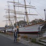 Susanne und Maja vor dem Segelschulschiff Deutschland